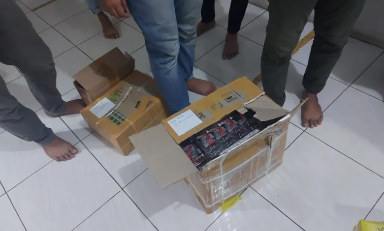 Paket Berisi Rokok Ilegal