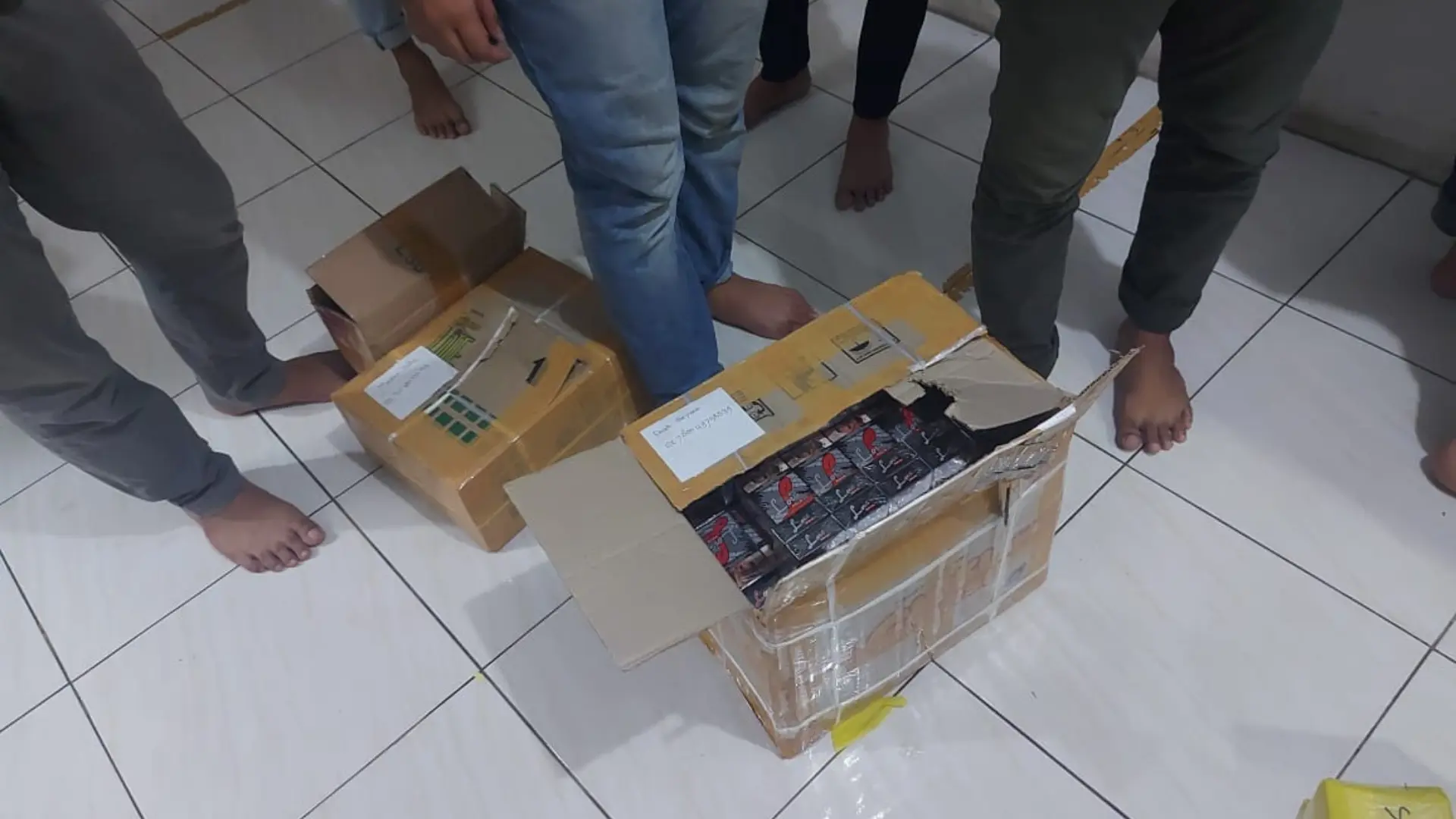 Paket Berisi Rokok Ilegal