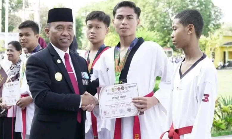 Pjs Bupati Sumbawa Beri Penghargaan dan Bantuan Hibah