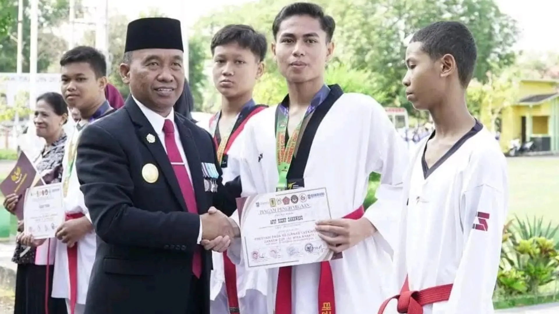 Pjs Bupati Sumbawa Beri Penghargaan dan Bantuan Hibah
