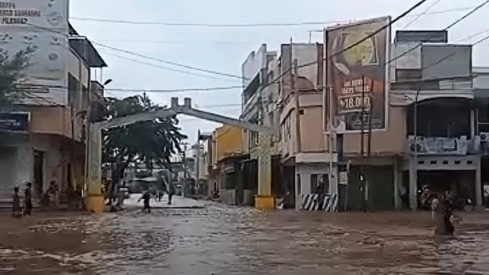 Banjir Mulai Merendam Pusat Pertokoan Kota Bima