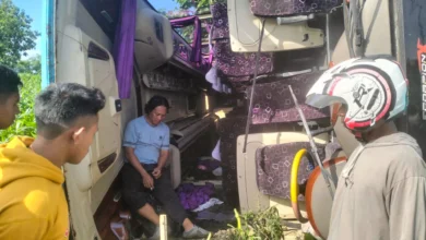Bus Surya Kencana Terguling