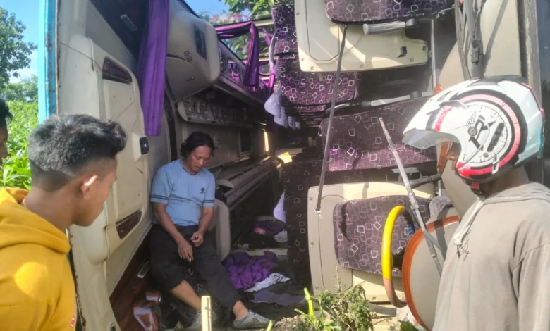 Bus Surya Kencana Terguling
