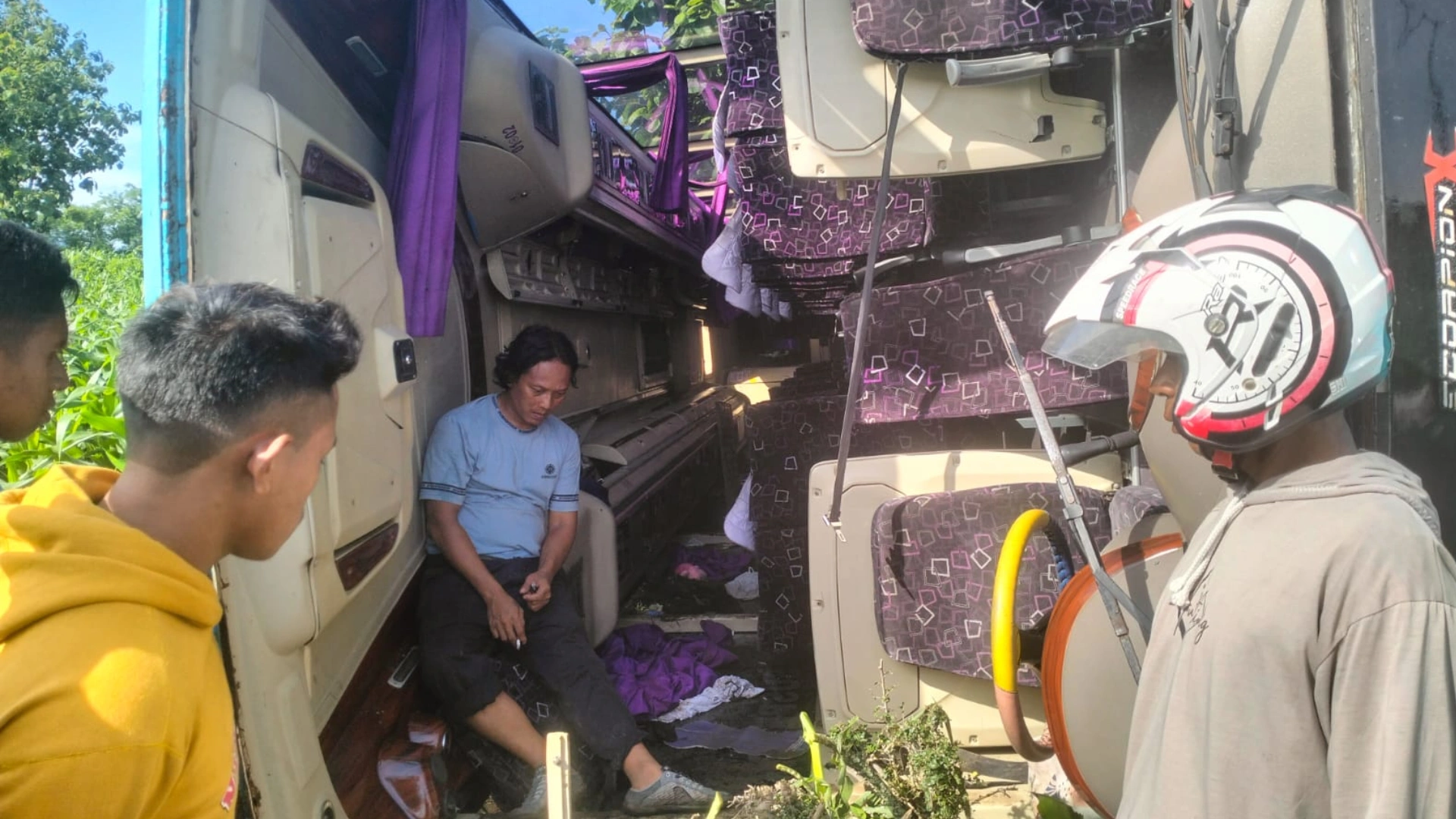 Bus Surya Kencana Terguling