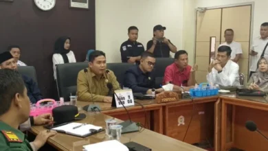 Dengar pendapat anggota DPRD Kabupaten Sumbawa dengan sejumlah Kades dan Camat guna menyikapi keberadaan tambang emas ilegal di Kecamatan Lantung. Foto: Istimewa