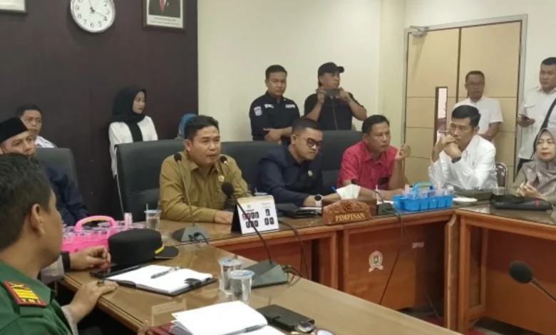 Dengar pendapat anggota DPRD Kabupaten Sumbawa dengan sejumlah Kades dan Camat guna menyikapi keberadaan tambang emas ilegal di Kecamatan Lantung. Foto: Istimewa