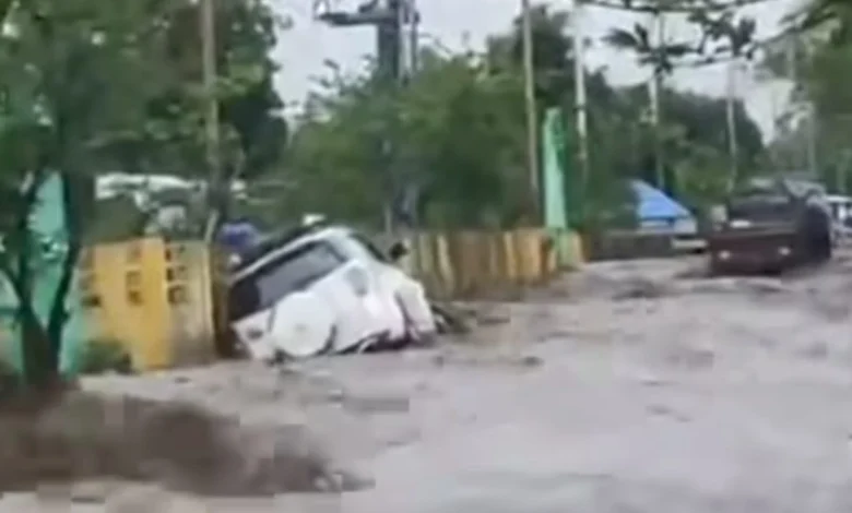 Mobil Terseret Banjir Bandang di Bima