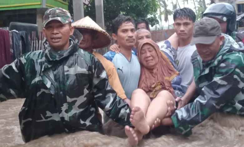 Proses Evakuasi Banjir Bandang di Kota Bima