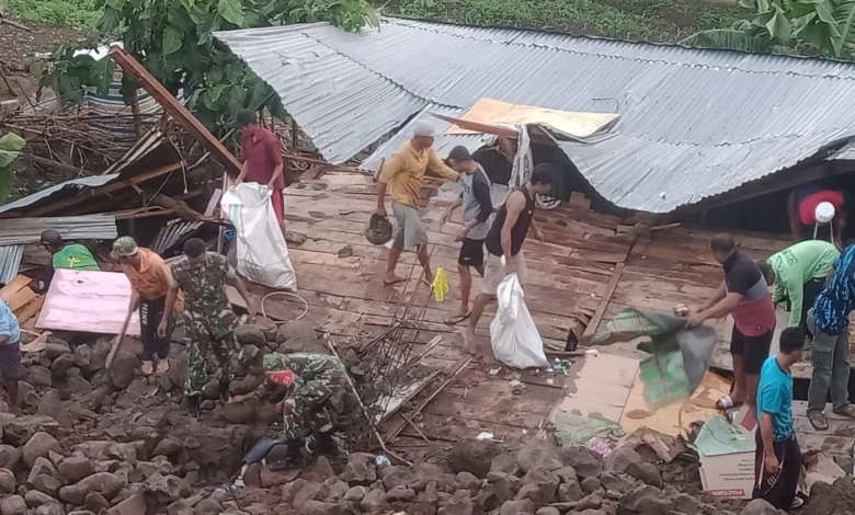 Satu Rumah Warga di Bima Tertimbun Longsor