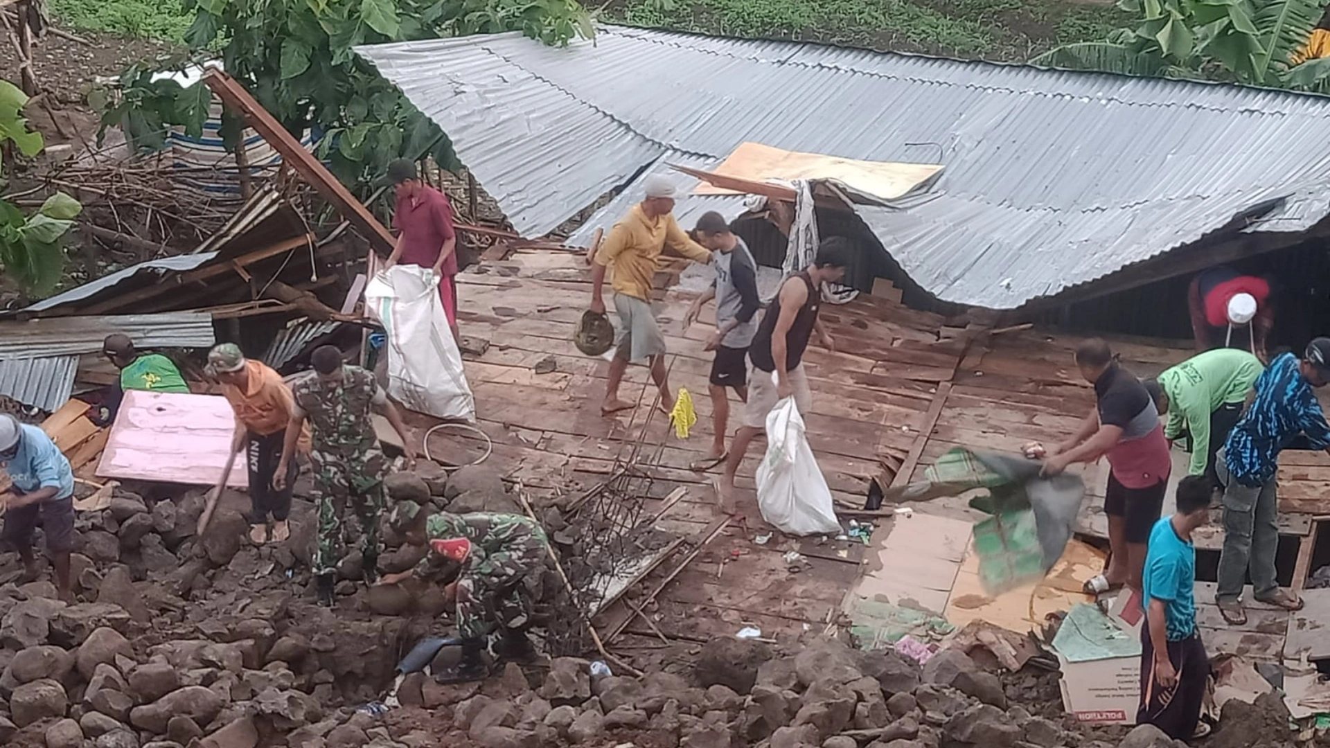 Satu Rumah Warga di Bima Tertimbun Longsor