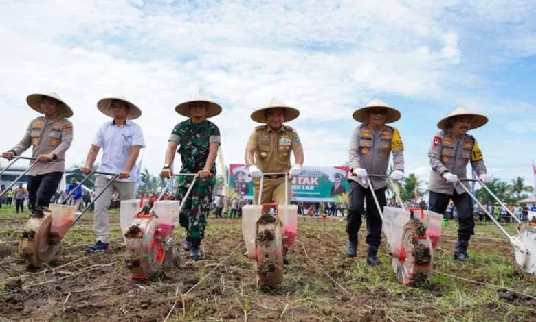 Pj. Gubernur NTB, Hassanudin saat penanaman jagung di Lombok Timur