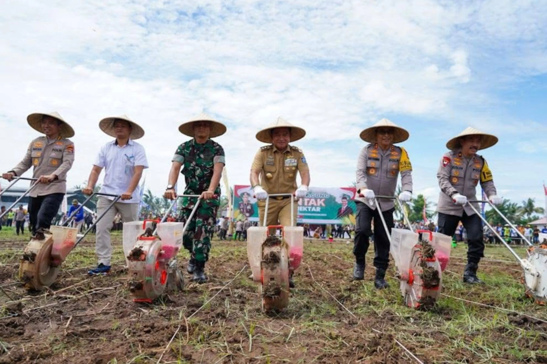 Pj. Gubernur NTB, Hassanudin saat penanaman jagung di Lombok Timur