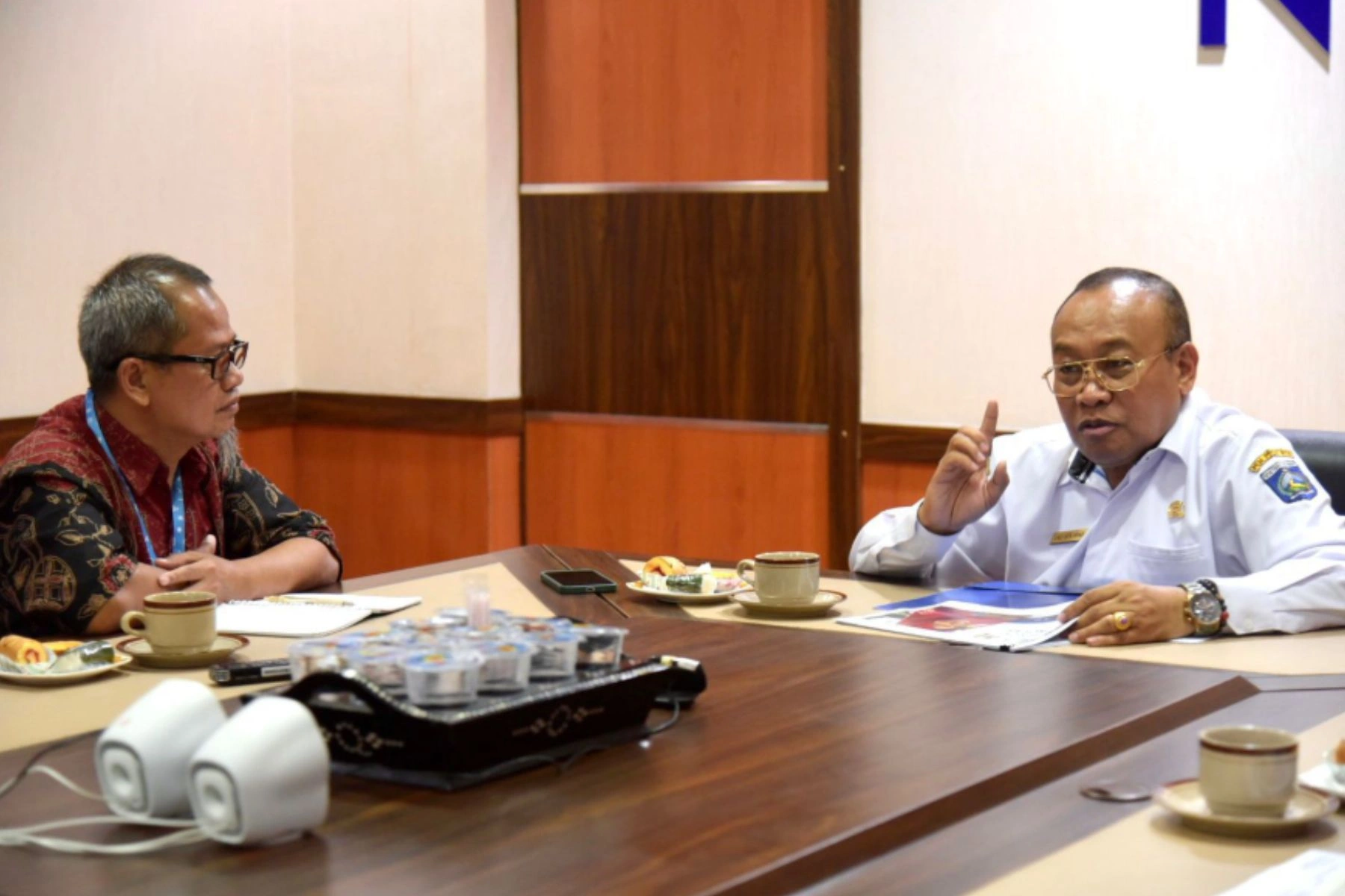 Sekda NTB, Lalu Gita Ariadi bersama manajer provinsi tim INOVASI, Jamaruddin