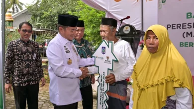 Pj Gubernur NTB, Hassanudin saat menyerahkan bantuan rumah layak huni