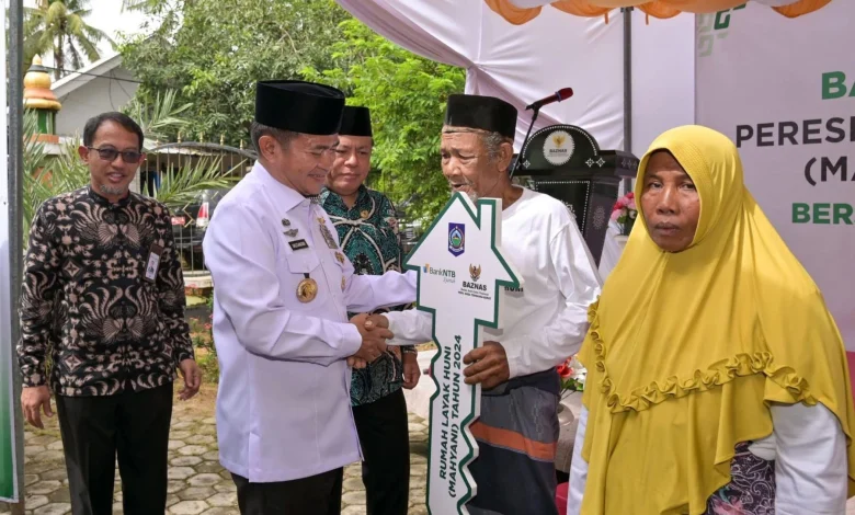 Pj Gubernur NTB, Hassanudin saat menyerahkan bantuan rumah layak huni