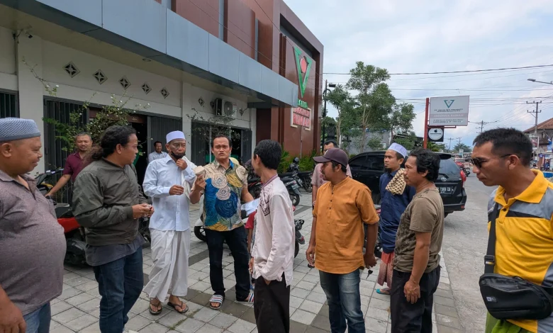 Aksi Demo Warga Perumahan Lingkar Asri