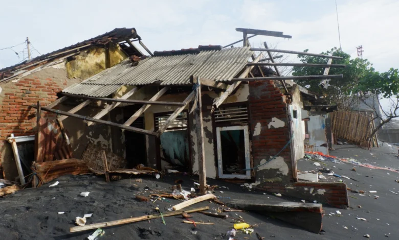 Abrasi di Kota Mataram Dampak gelombang tinggi di pesisir Ampenan