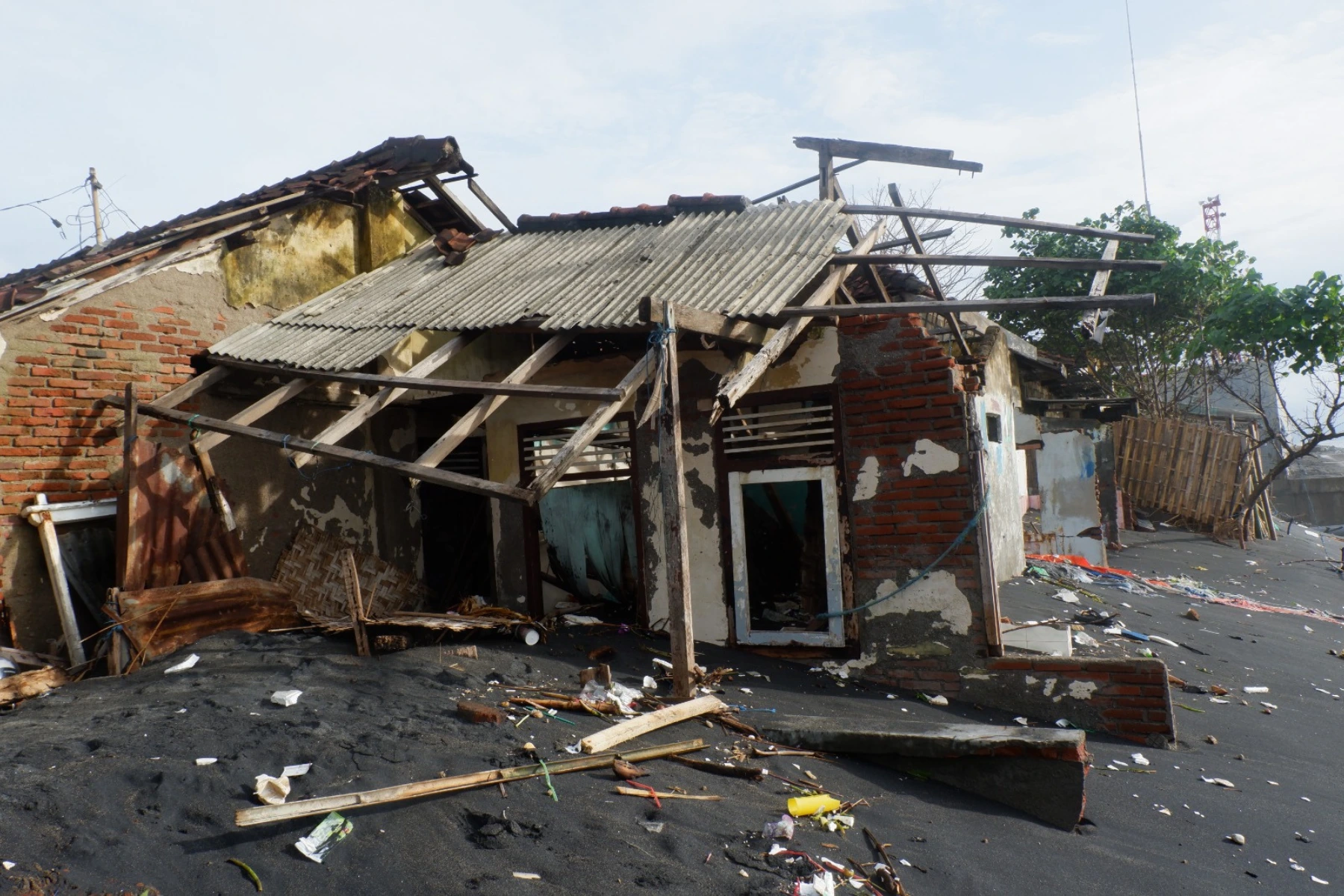 Abrasi di Kota Mataram Dampak gelombang tinggi di pesisir Ampenan