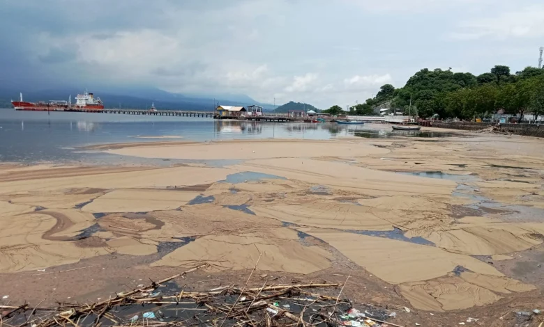 Gumpalan Buih di Teluk Bima