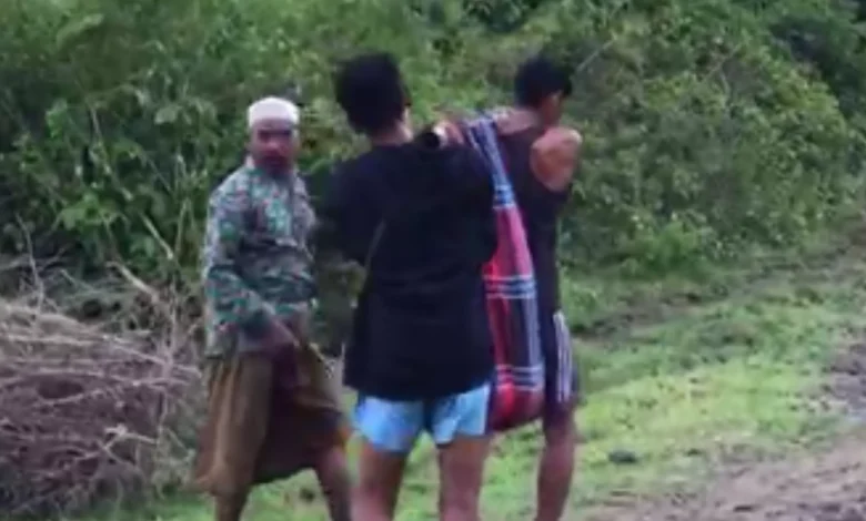 Ibu Hamil Ditandu di Dusun Meang