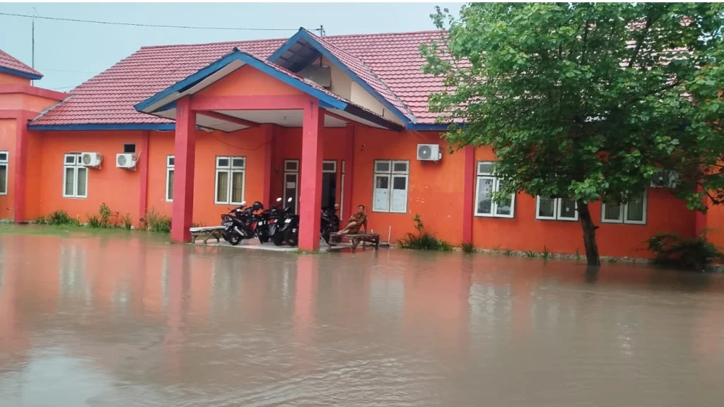 Kantor Pemda Bima di Ibu Kota Kabupaten Bima Terendam Banjir