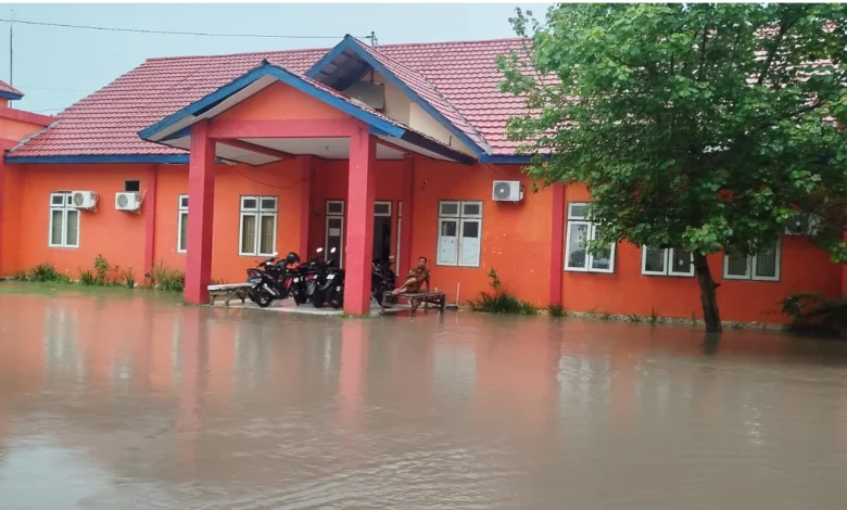 Kantor Pemda Bima di Ibu Kota Kabupaten Bima Terendam Banjir