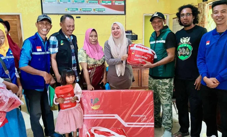 Mahdalena Salurkan Bantuan Banjir di Kecamatan Woha Bima