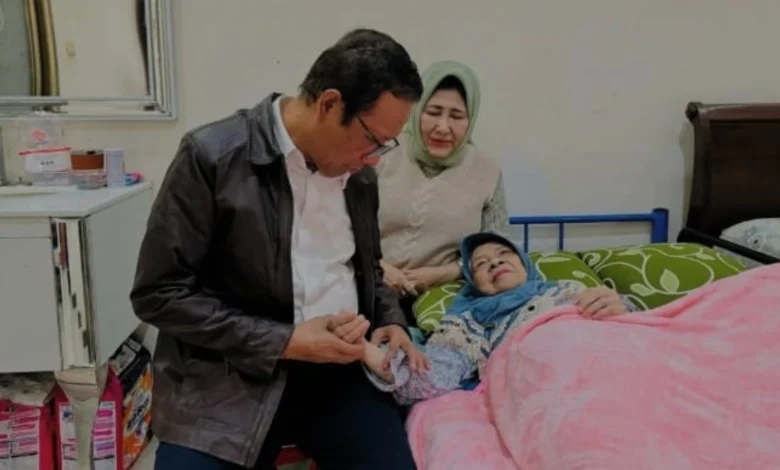 Mahfud MD bersama Ibunda