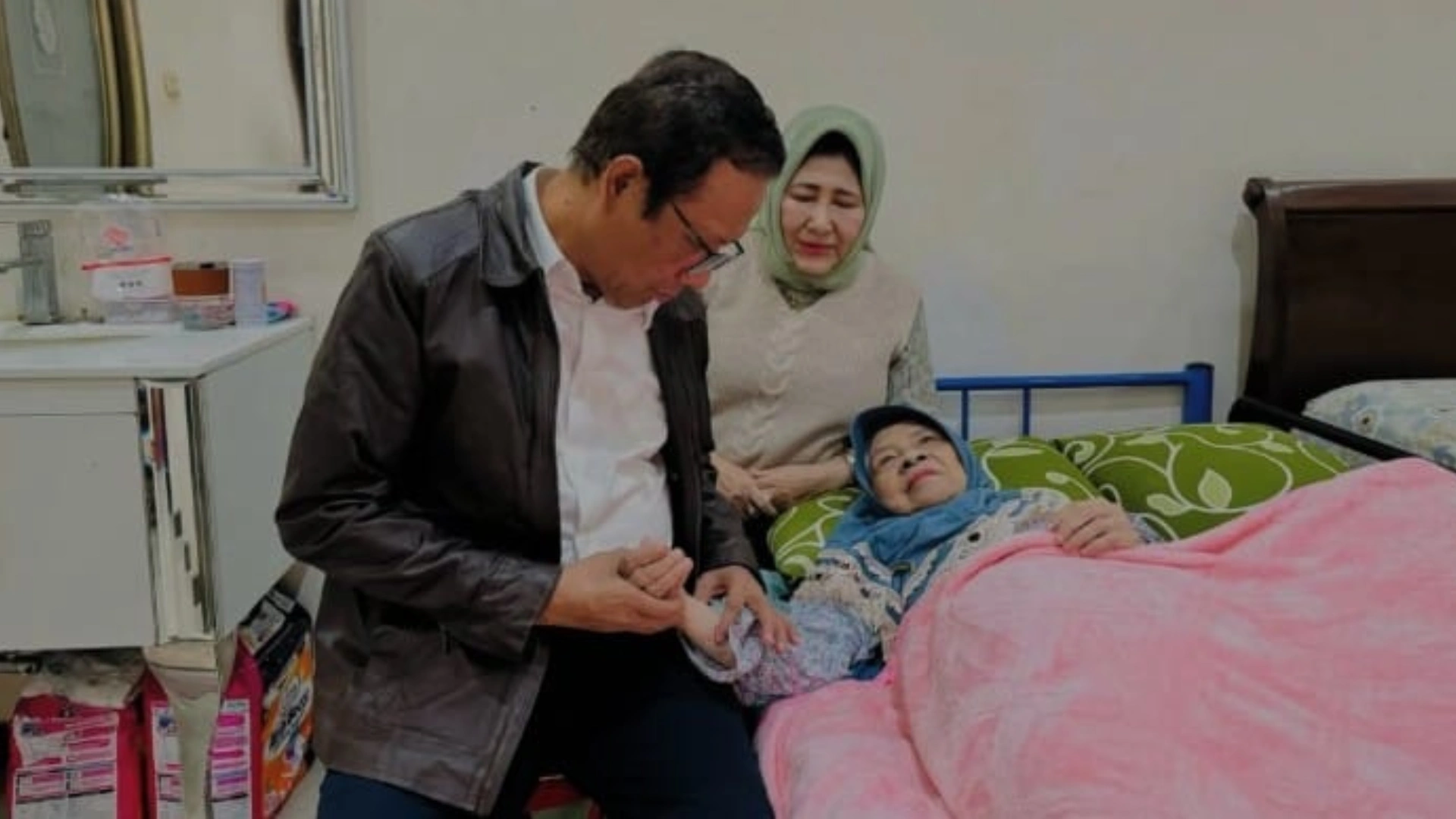 Mahfud MD bersama Ibunda