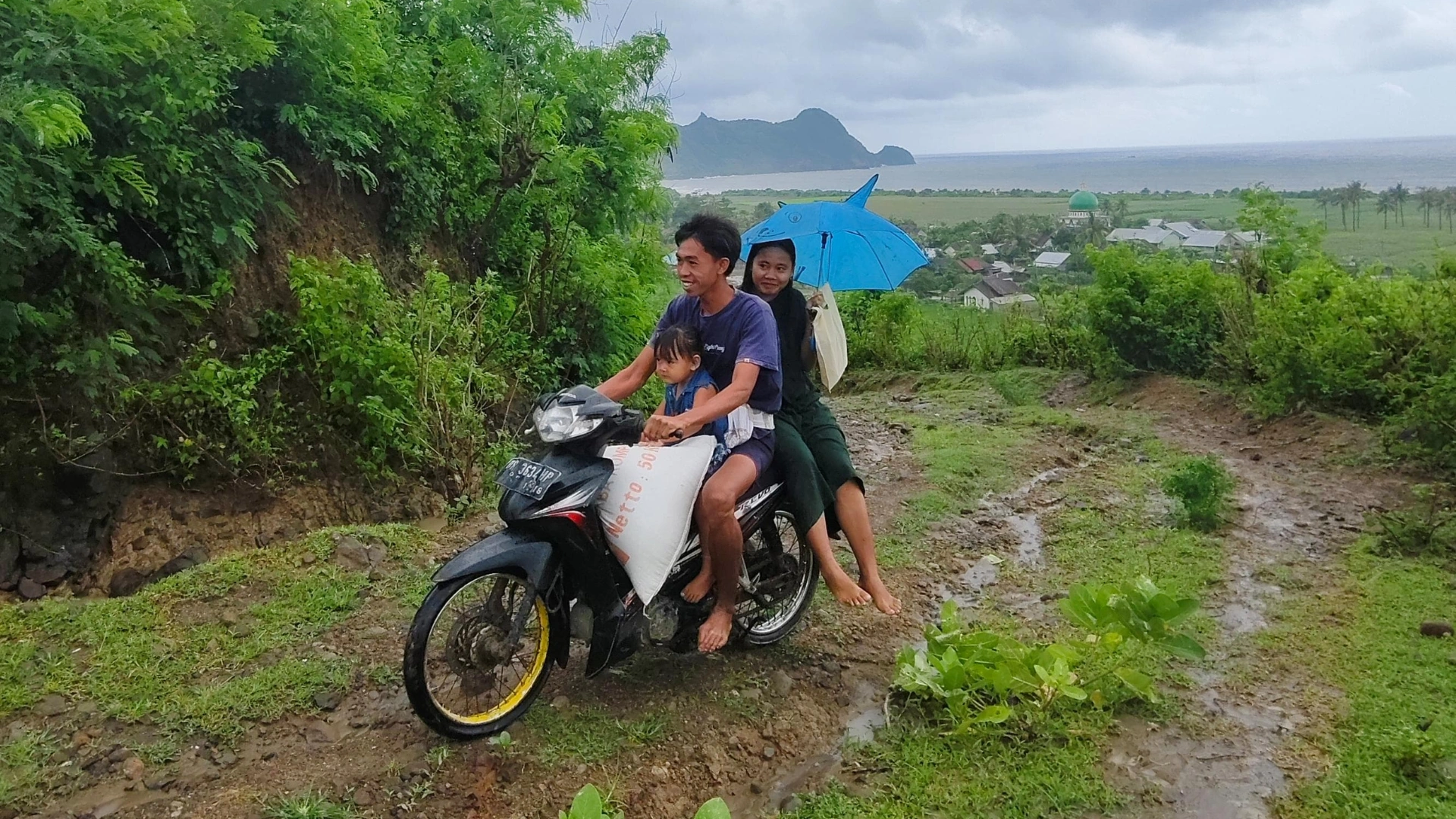 Potret keluarga di Dusun Meang Pansing