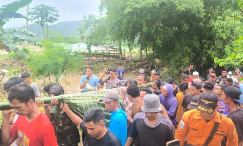 Proses Evakuasi Petani di Dompu yang Hilang Terseret Banjir