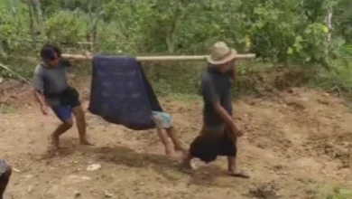 Warga Desa Batu Jangkih Lombok Tengah Ditandu