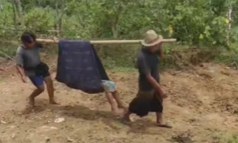 Warga Desa Batu Jangkih Lombok Tengah Ditandu