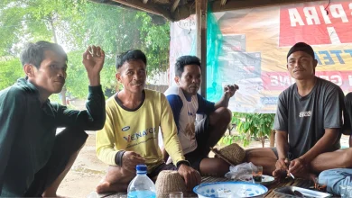 Antara Nyawa dan Jalan Rusak, Warga Meang Jadi Penandu Ibu Hamil dan Lansia Tanpa Pamrih