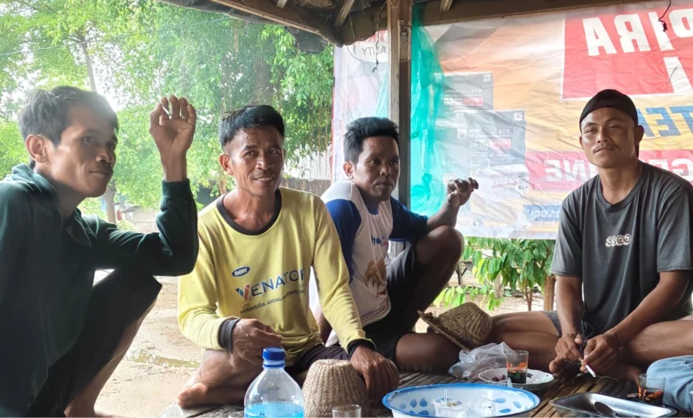 Antara Nyawa dan Jalan Rusak, Warga Meang Jadi Penandu Ibu Hamil dan Lansia Tanpa Pamrih