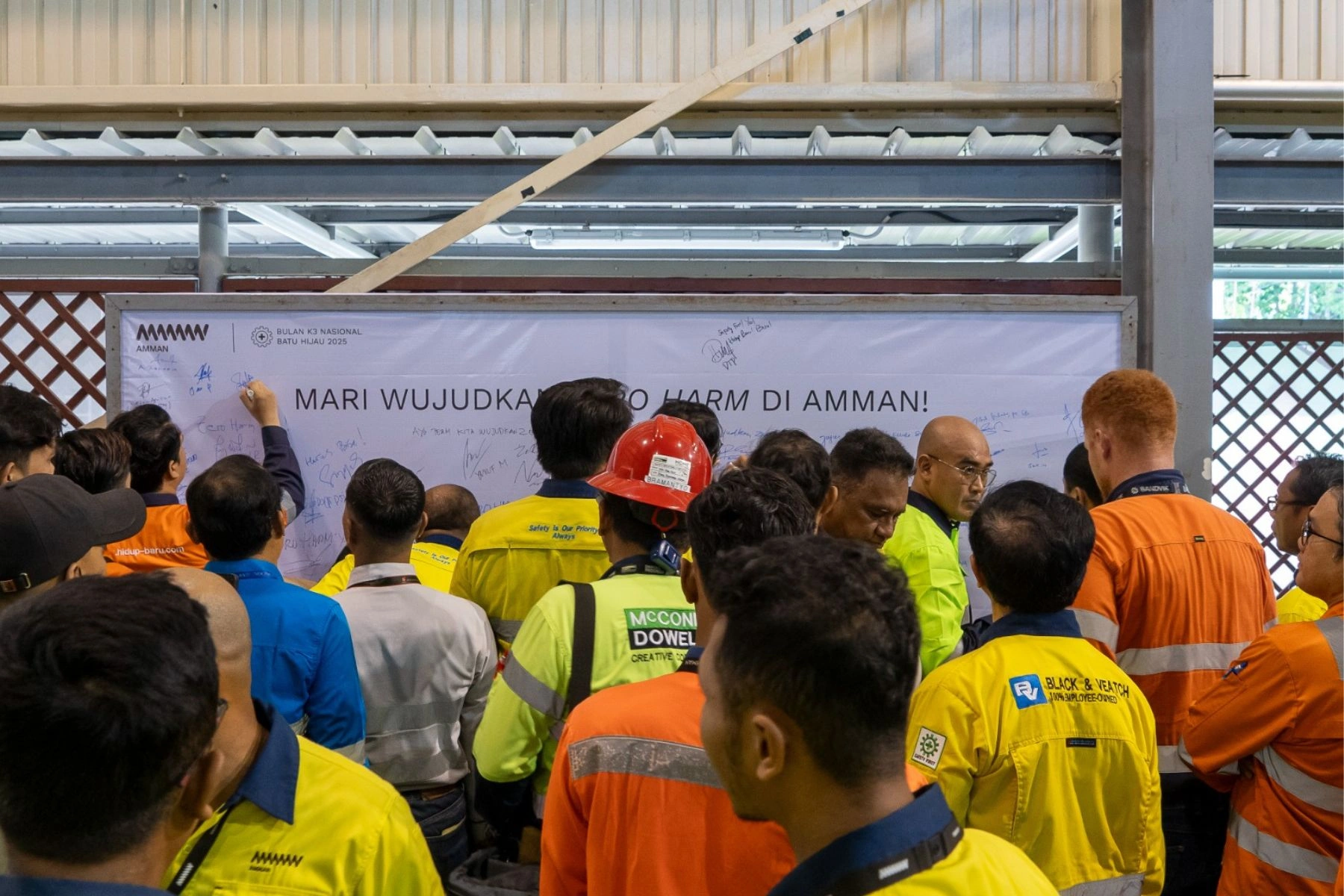 Komitmen Keselamatan Kerja Karyawan PT AMMAN