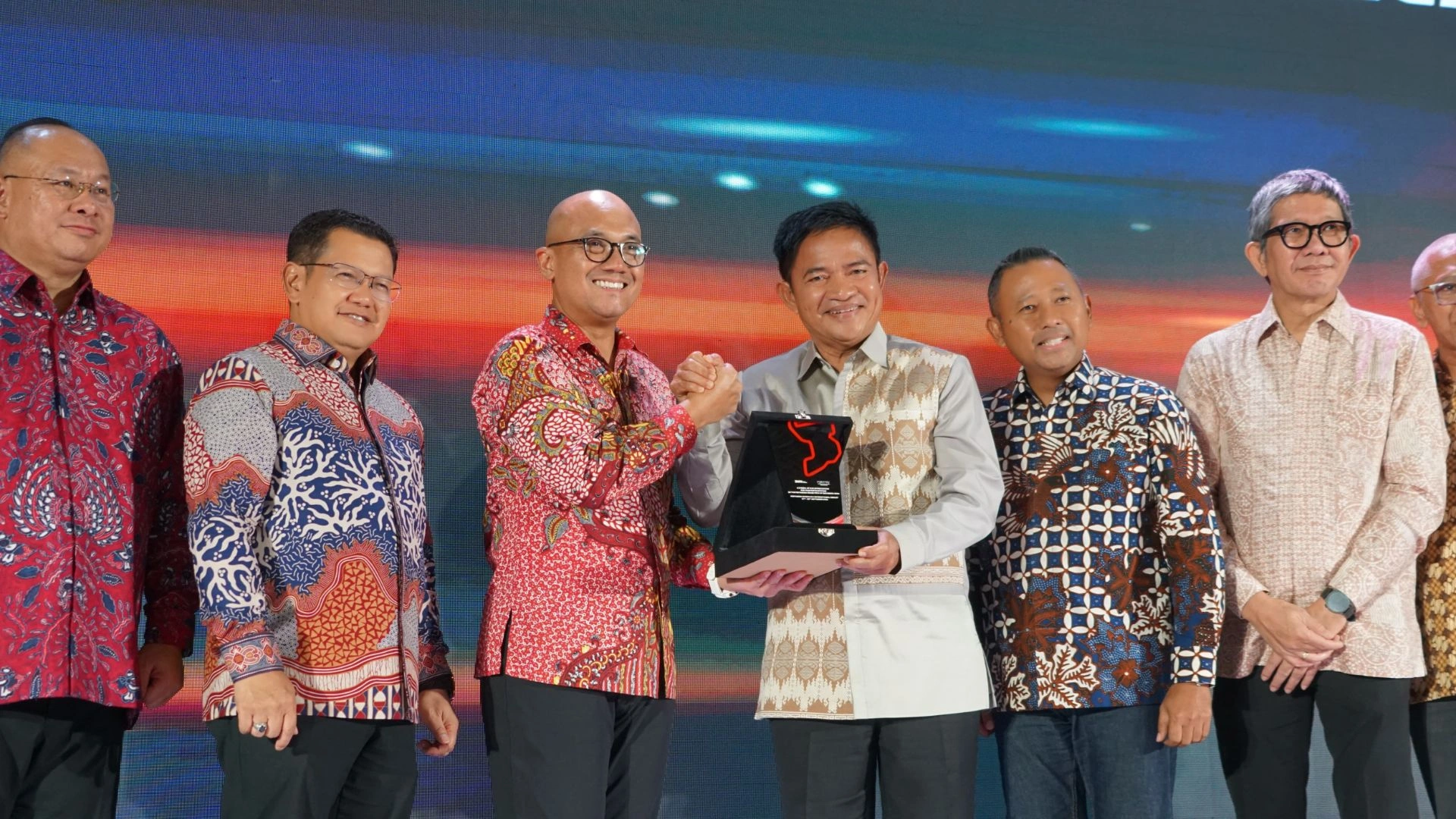Pj Gubernur NTB, Hassanudin menerima penghargaan dari ITDC atas suksesnya MotoGP Mandalika