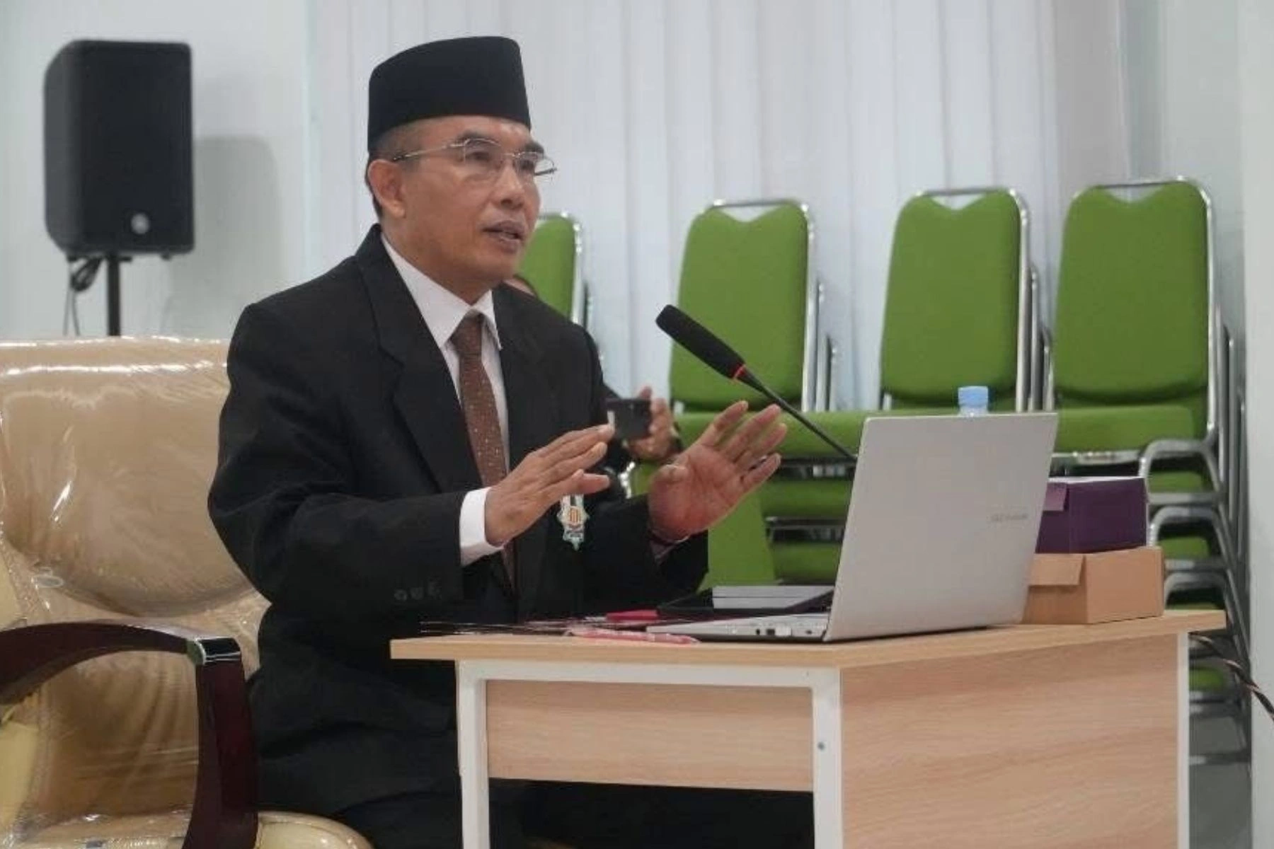 Wakil Wali Kota Mataram saat menjalani ujian tertutup naskah tesisnya di UIN Mataram