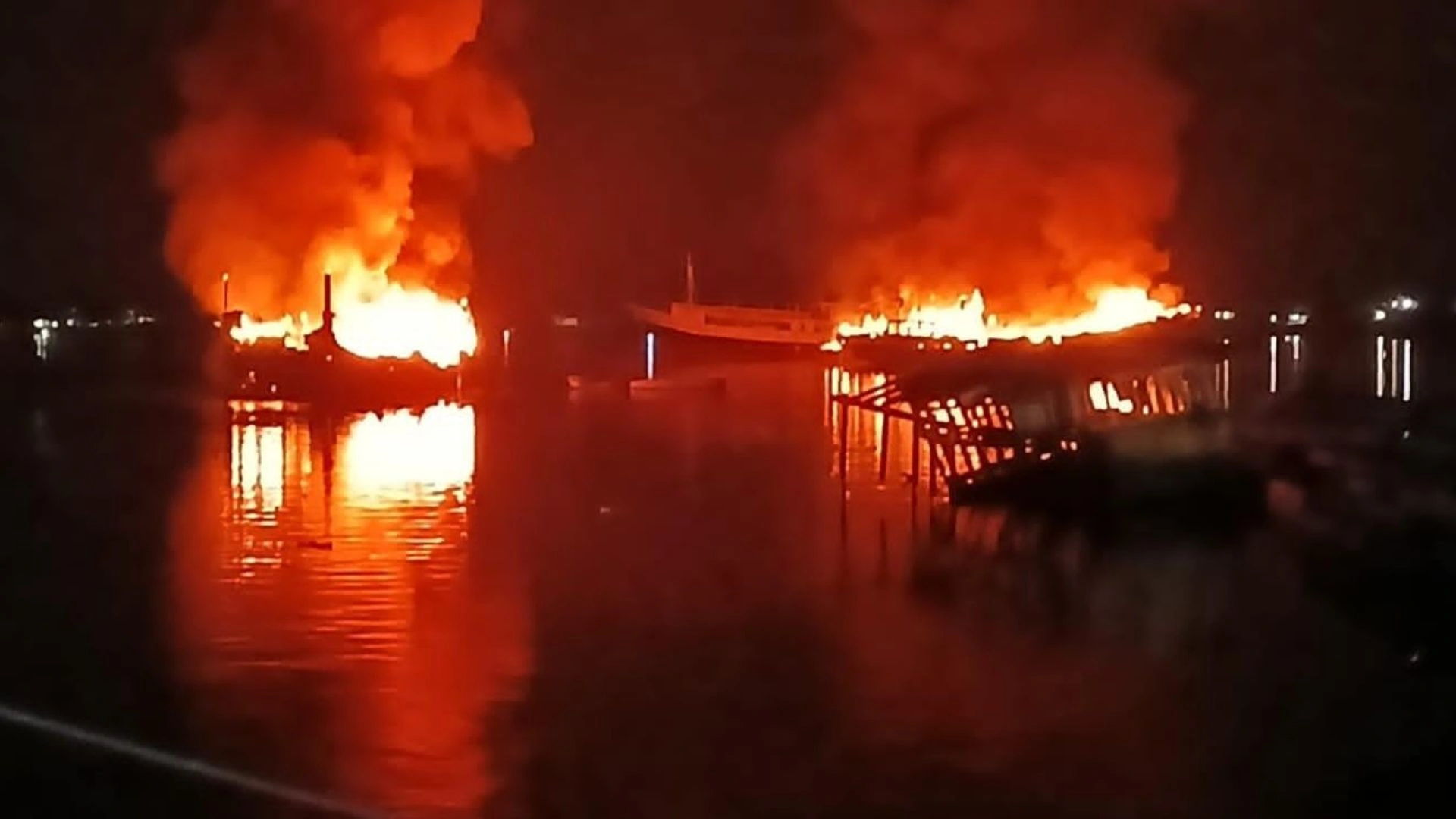 Kapal terbakar di Pelabuhan Kayangan