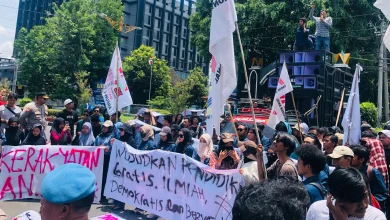 Ratusan Mahasiswa Geruduk DPRD NTB Tuntut Kembalikan Anggaran Pendidikan-Tolak MBG