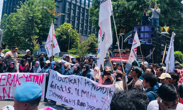 Ratusan Mahasiswa Geruduk DPRD NTB Tuntut Kembalikan Anggaran Pendidikan-Tolak MBG