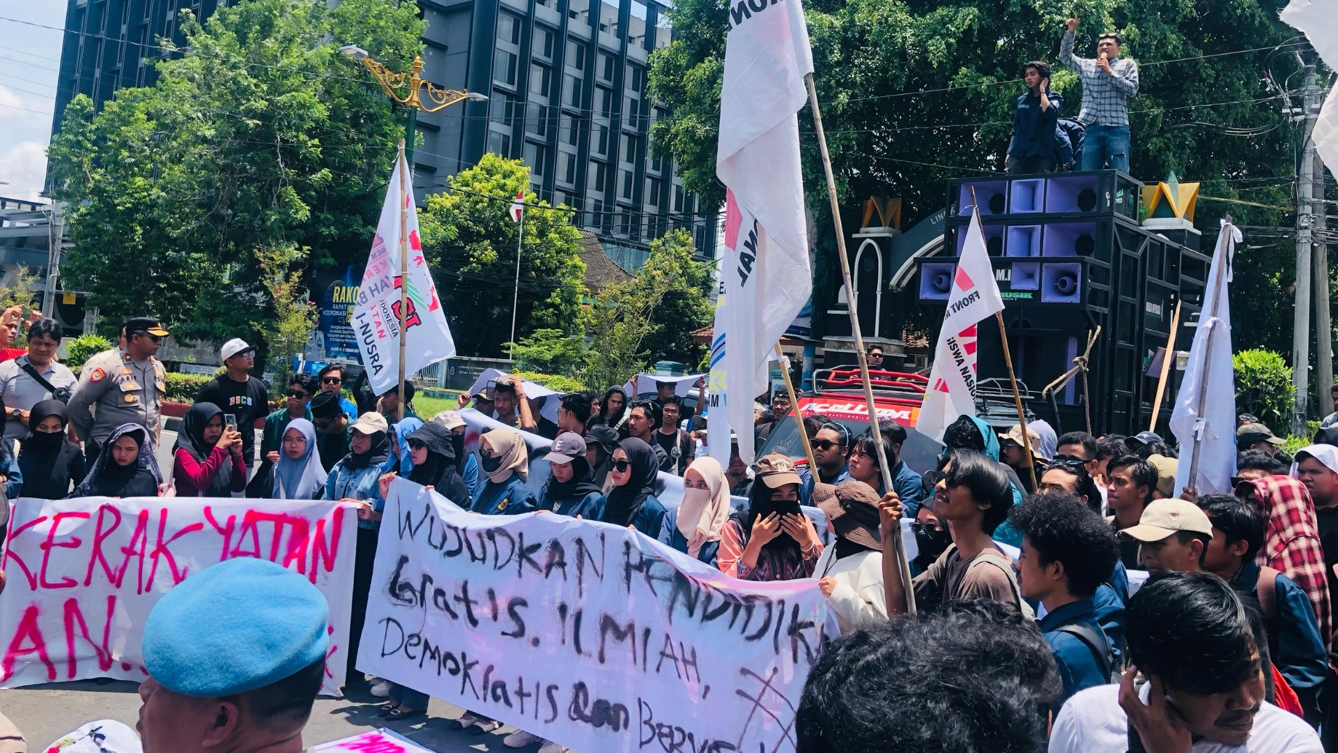 Ratusan Mahasiswa Geruduk DPRD NTB Tuntut Kembalikan Anggaran Pendidikan-Tolak MBG
