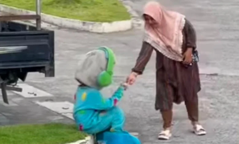 Badut Anak Jalanan di Pantai Loang Baloq