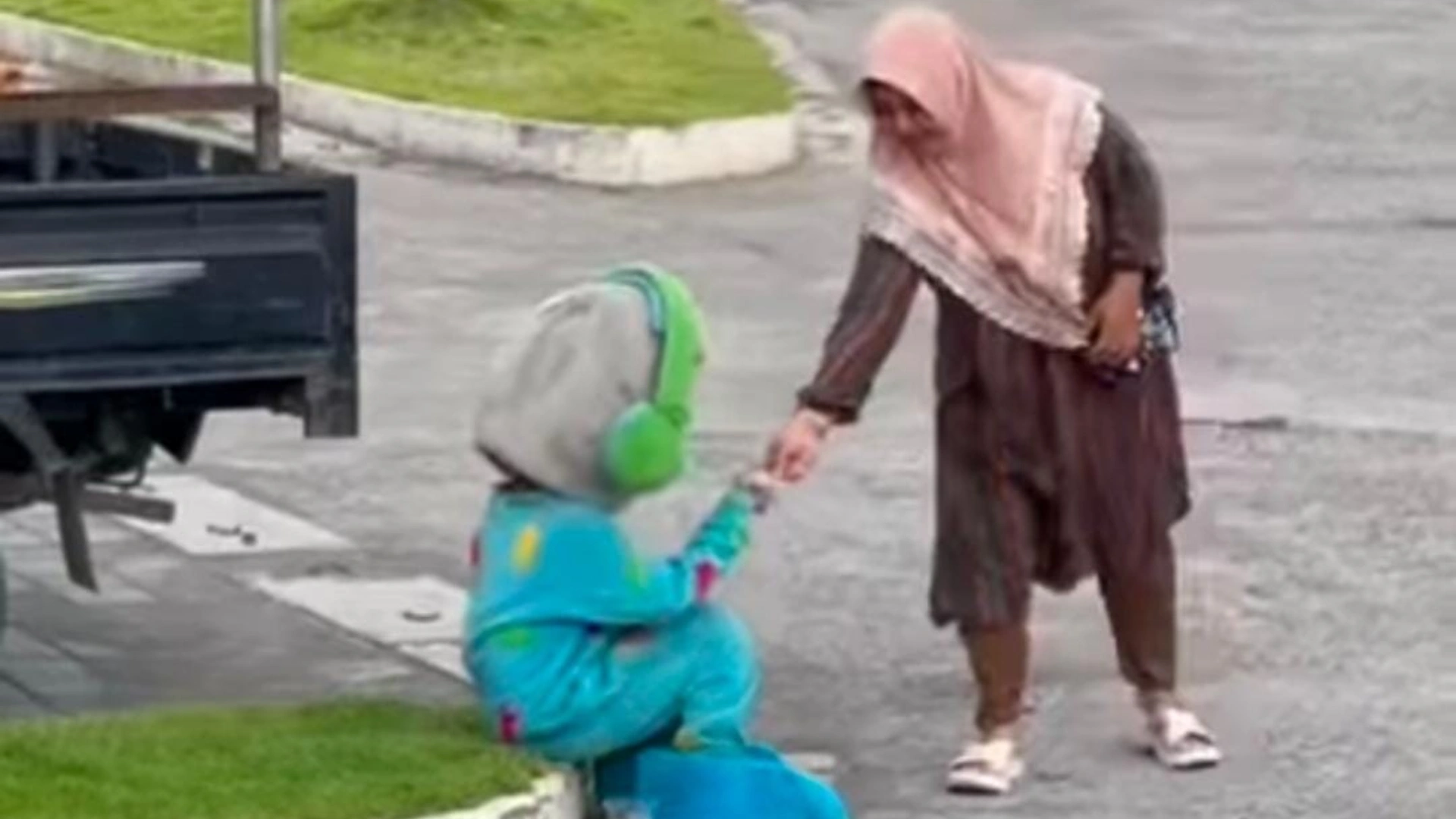 Badut Anak Jalanan di Pantai Loang Baloq