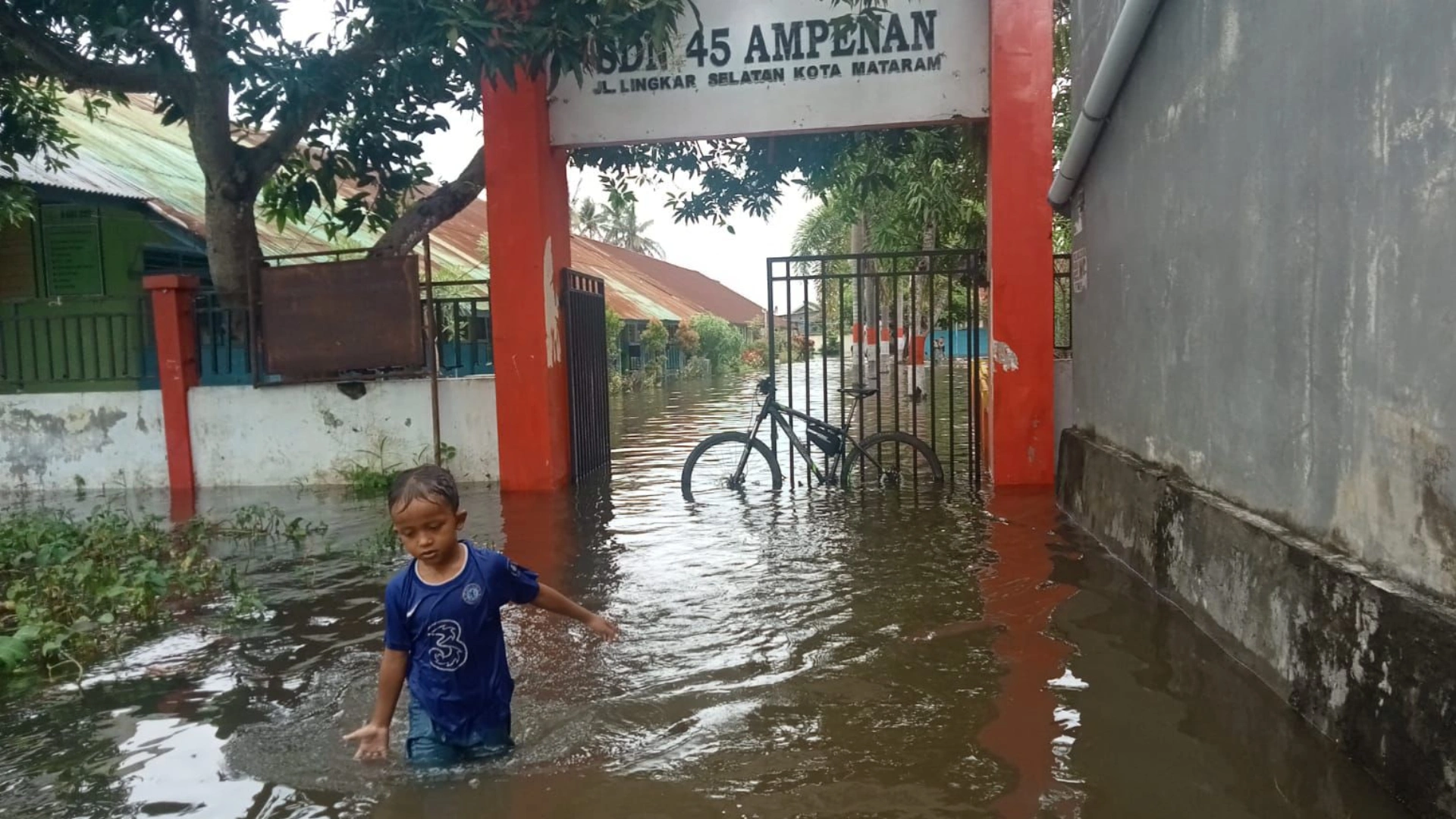 Banjir di SDN 45 Ampenan