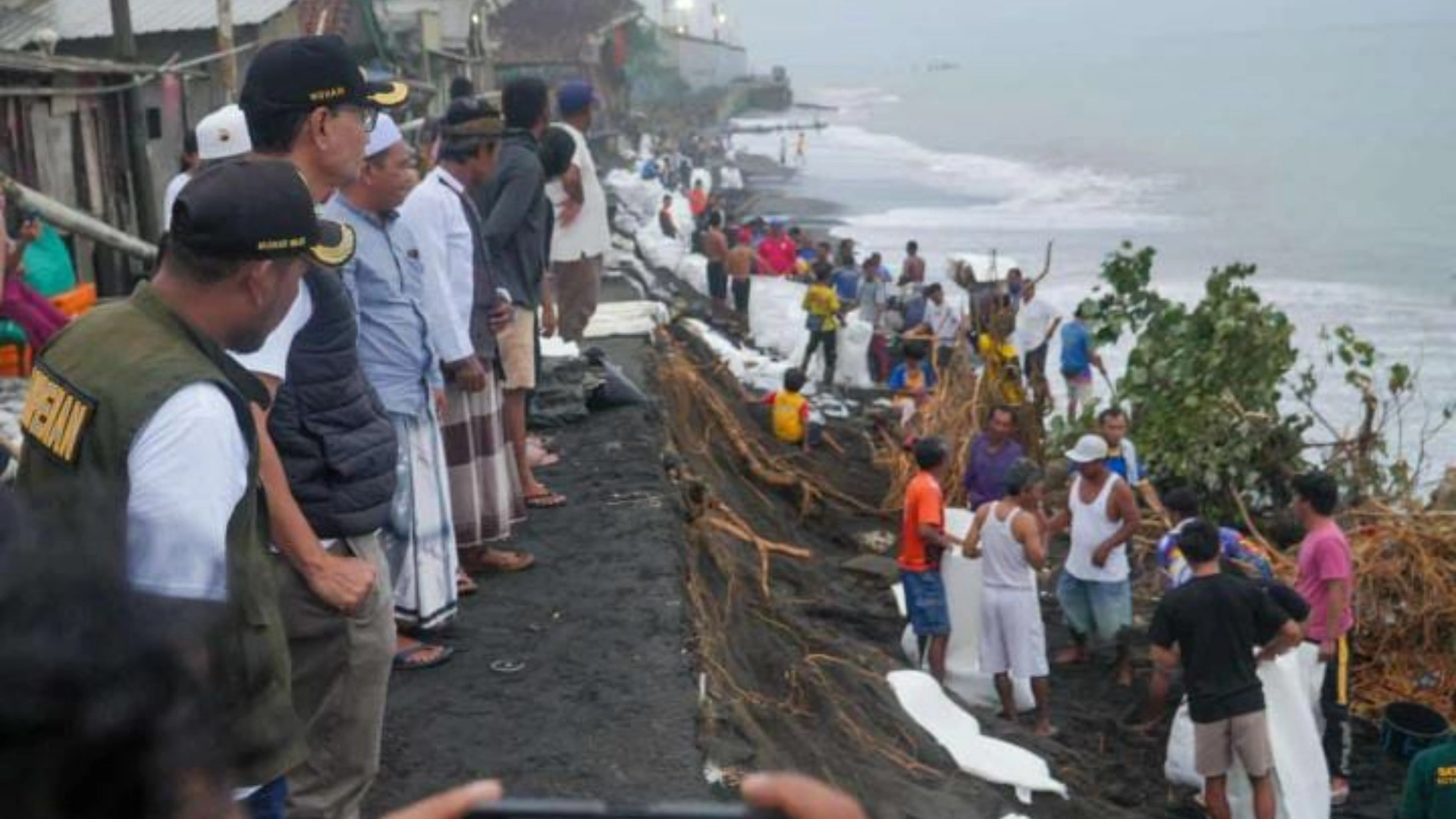 Cuaca Buruk Banjir Rob Pesisir Mataram