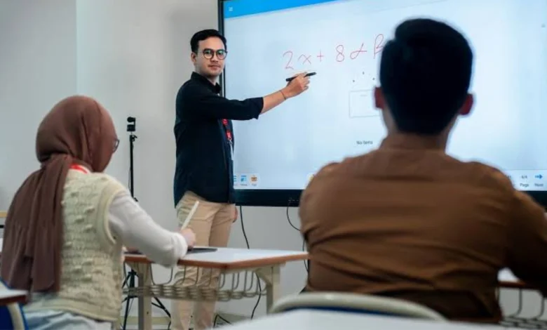 Ilustrasi Dosen Mengajar dan Gaji Dosen di Indonesia