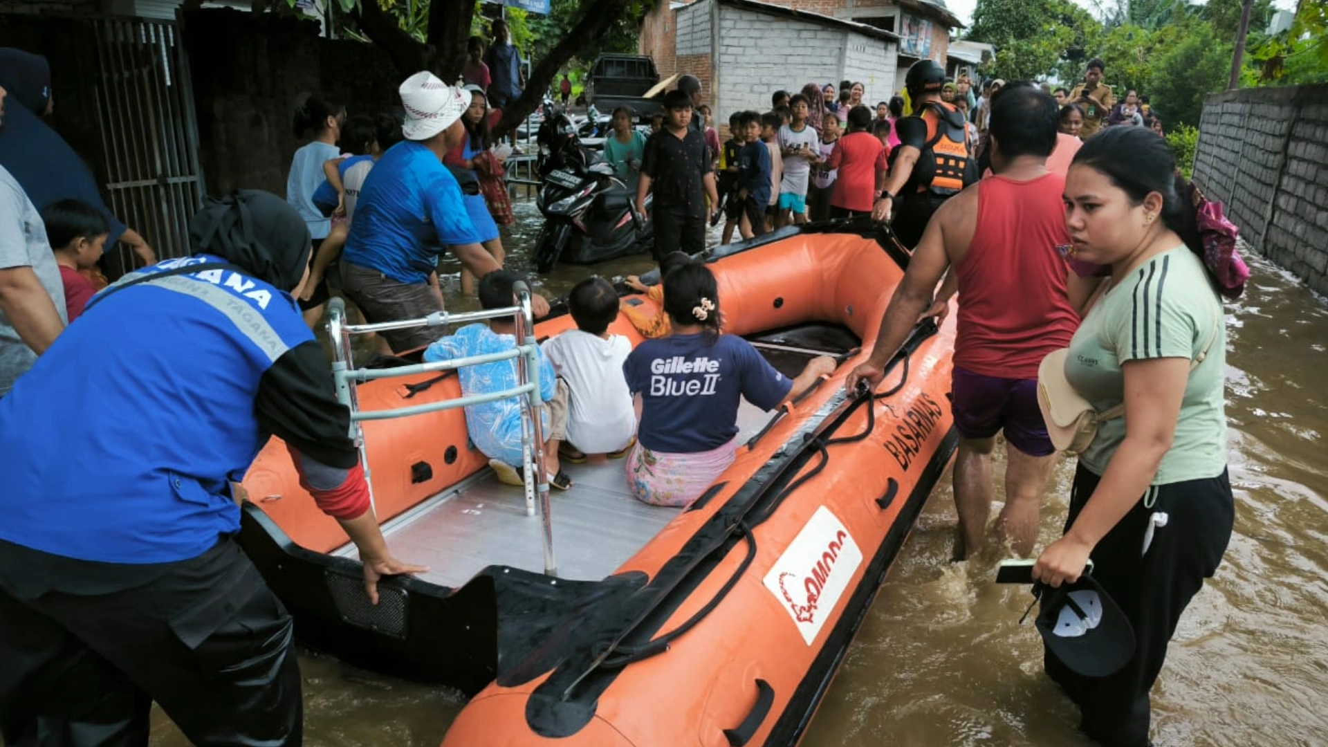 Evakuasi Warga Banjir Desa Karang Bongkot Lombok Barat