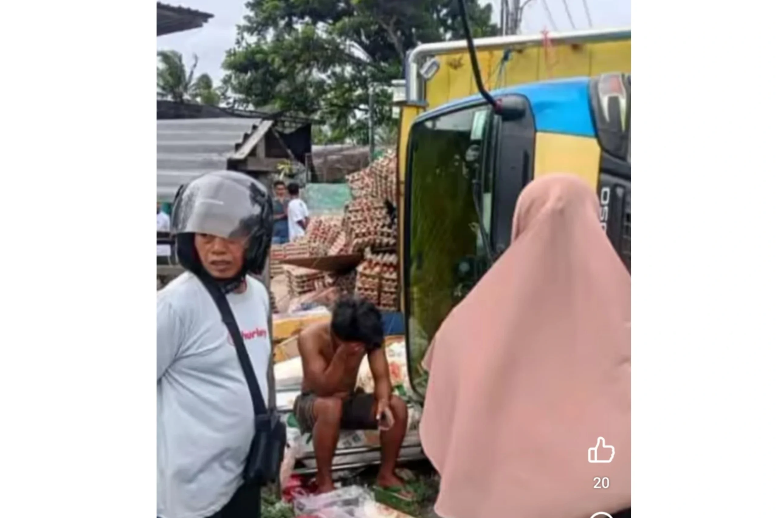 Truk telur terbalik di Lenek, Lombok Timur, 8 Februari 2025. Foto: Facebook/Fitri Annisa