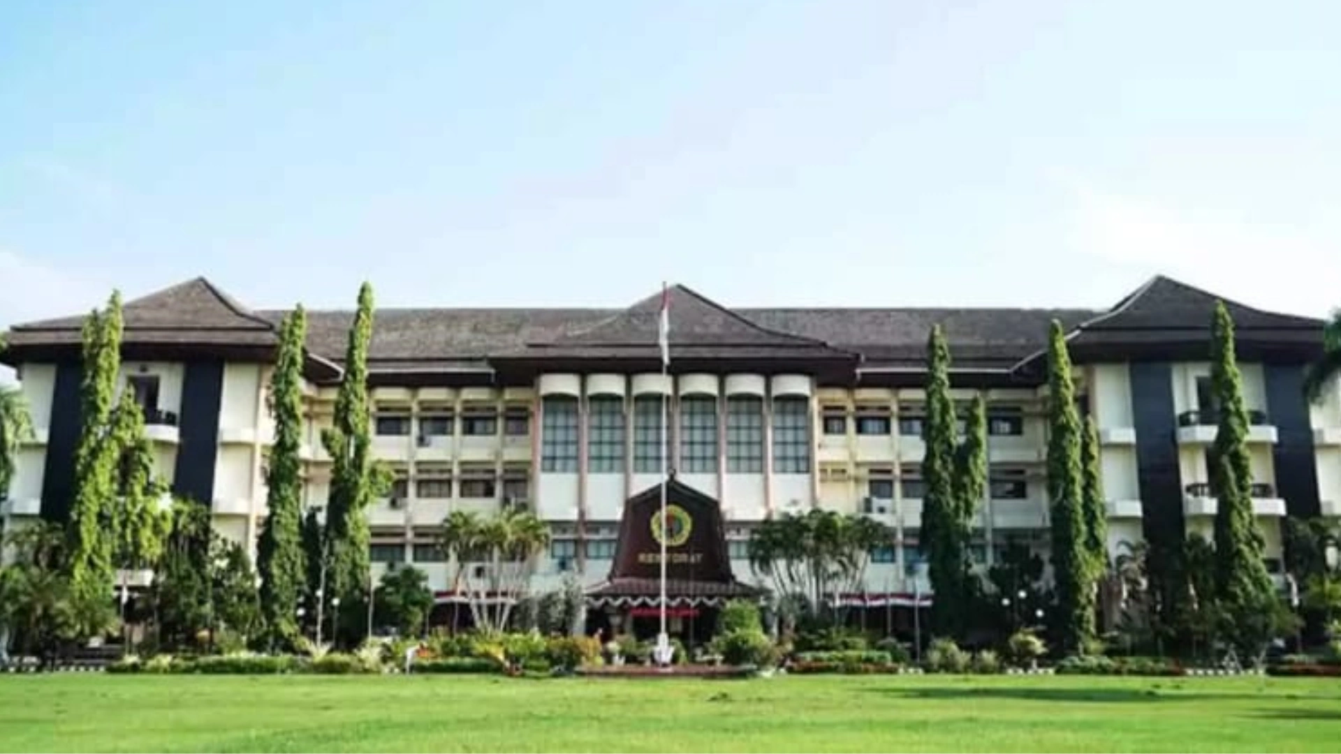 Halaman Depan Rektorat Unram